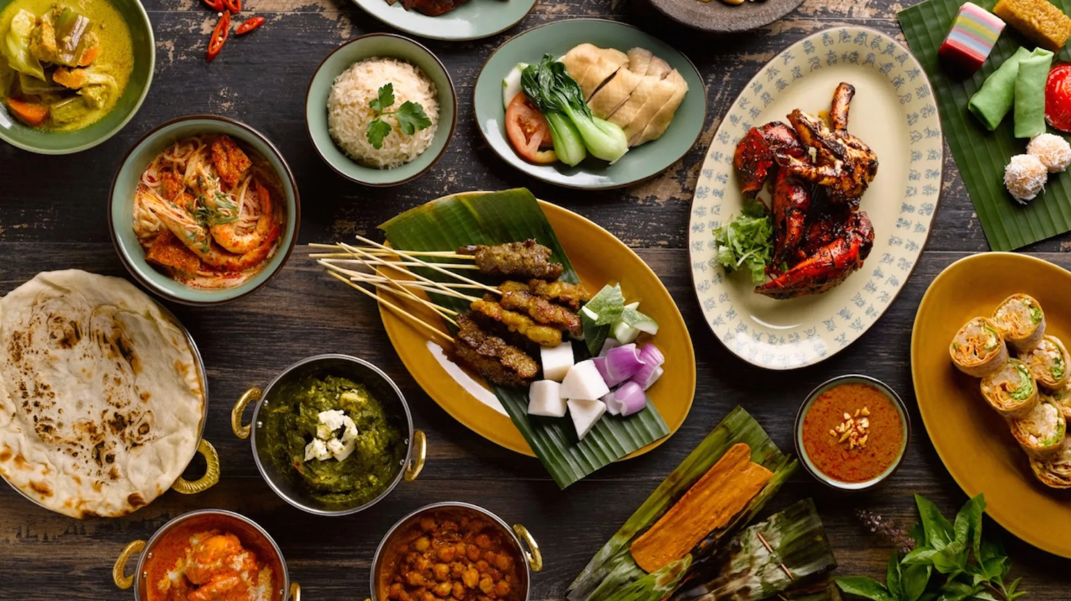 Hidangan kuliner Singapura berupa chicken rice dan laksa dengan penyajian autentik di restoran lokal