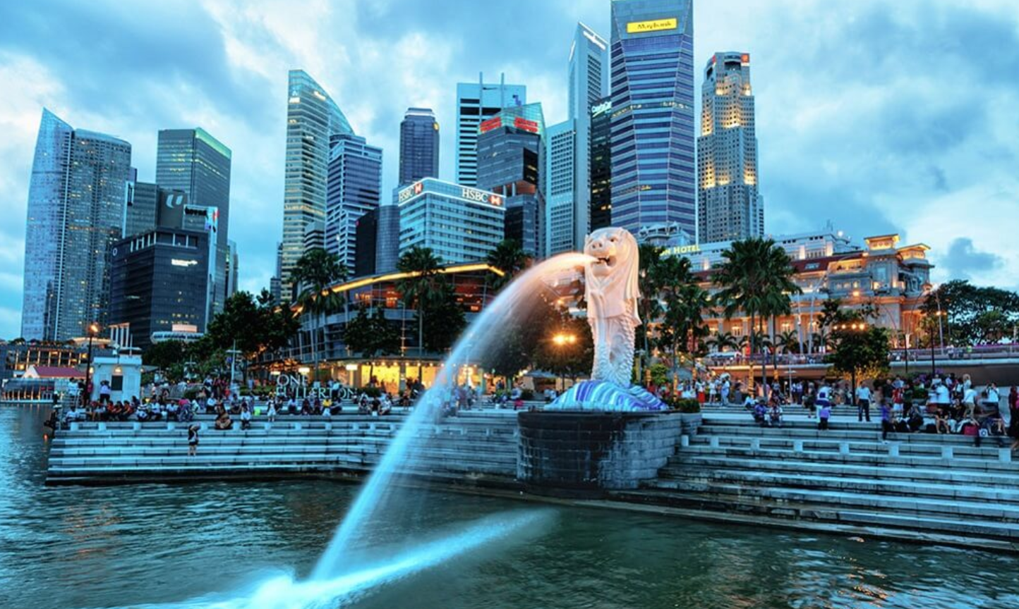 liburan murah singapura Pemandangan Merlion Singapura dengan latar gedung-gedung Marina Bay, ikon wisata yang identik dengan liburan di Singapura.