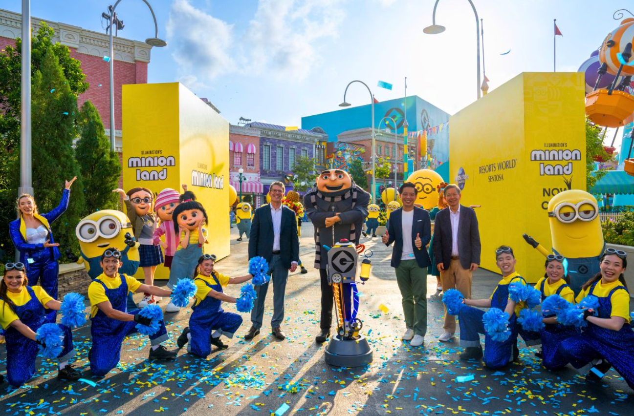 minion land Suasana Minion Land Singapore di Universal Studios Singapore dengan dekorasi berwarna cerah dan pengunjung menikmati wahana bertema Minions