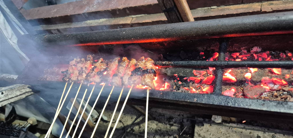 proses membakar sate babi bli nyoman di pantai kuta