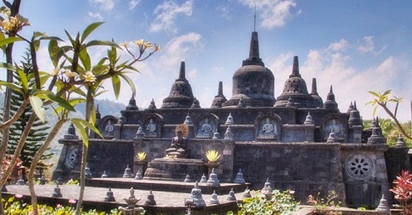 stupa yang mirip borobudur di brahmavihara arama bali utara.