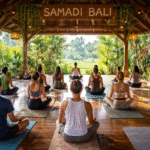 Kelompok orang sedang mengikuti sesi yoga bersama dengan latar pavilion kayu terbuka dan pemandangan tropis hijau.