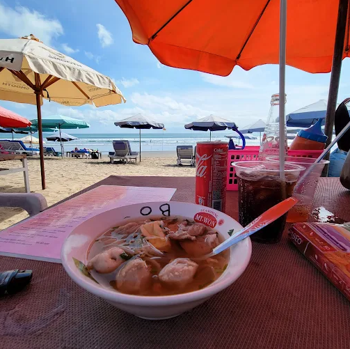 makan bakso di area pantai kuta