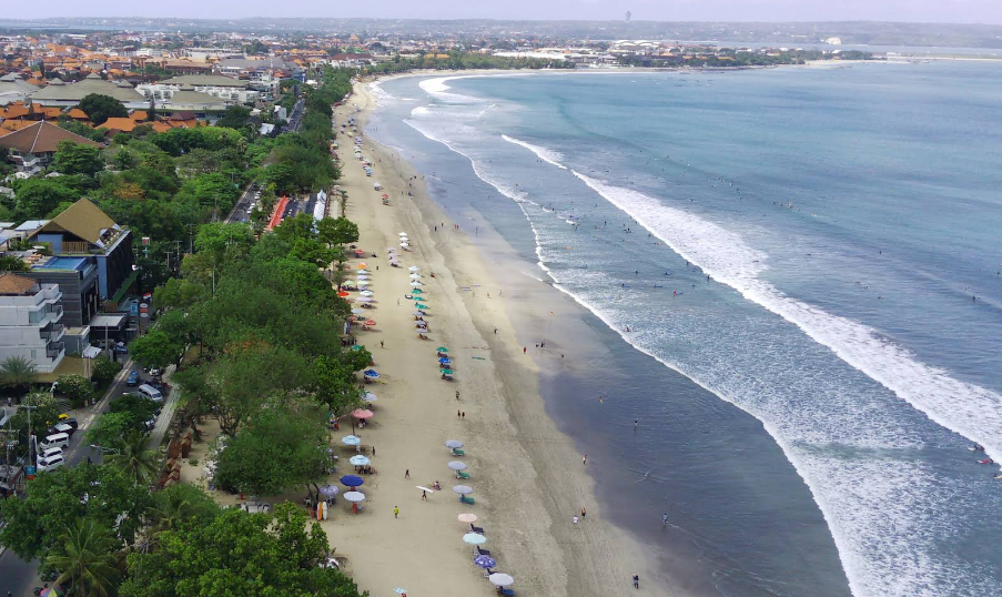 suasana pantai kuta di Bali