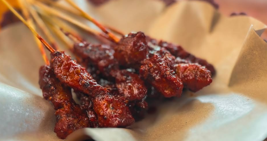 wisata kuliner khas bali sate babi bawah pohon