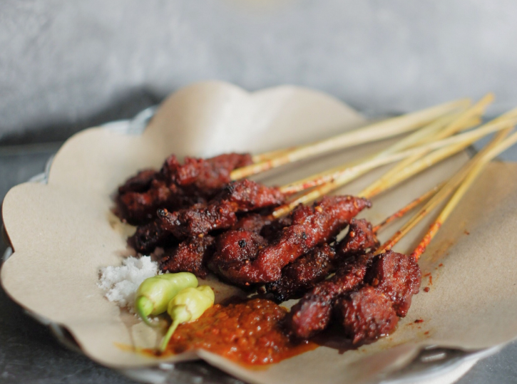 sate babi bawah pohon
