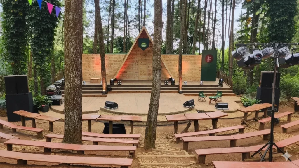 amfiteater hutan pinus mangunan Amfiteater dengan dudukan kayu di hutan pinus mangunan yogyakarta =