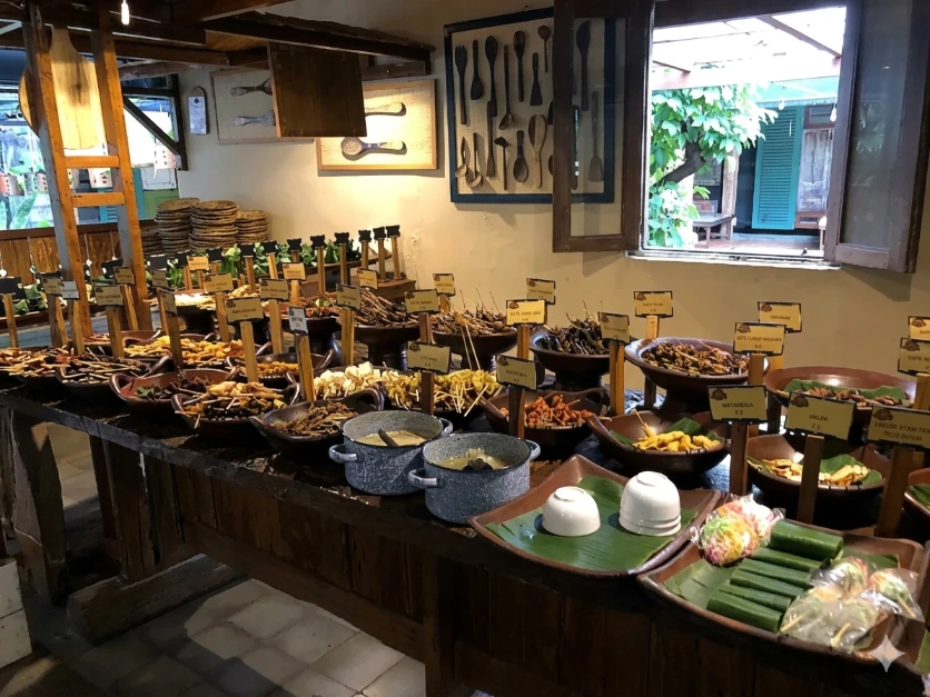 Warung Klangenan Warung Klangenan menu angkringan berjejer rapi