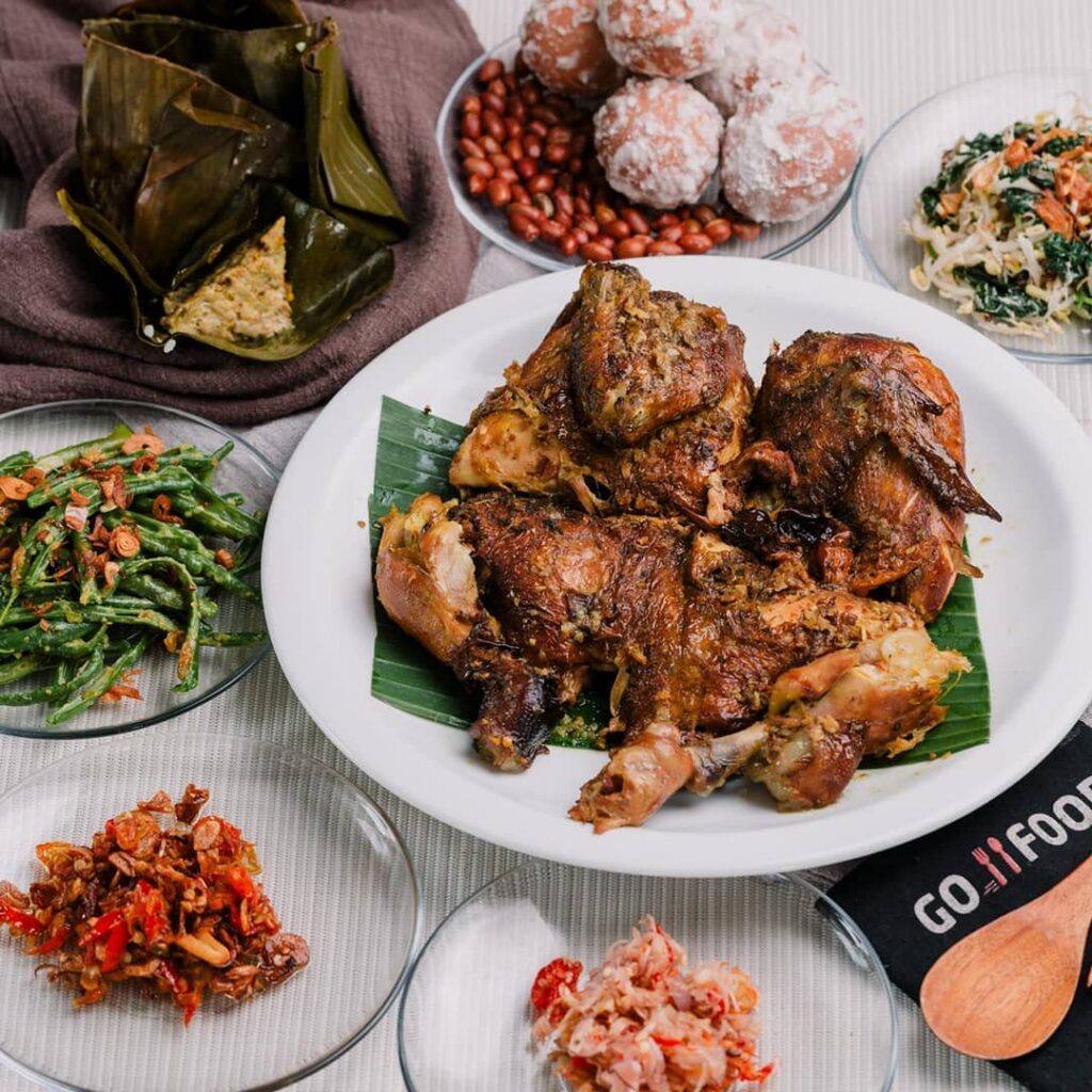 Ayam betutu Ayam betutu dengan lauk pendamping