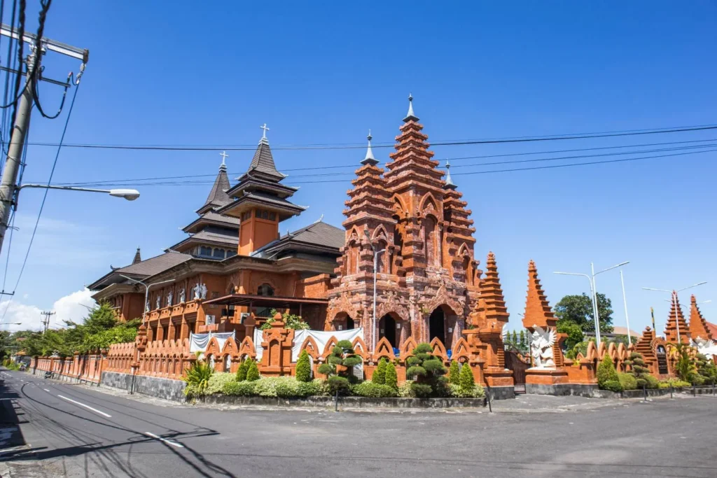 Paroki Roh Kudus Katedral Paroki Roh Kudus Katedral Tampak Samping
