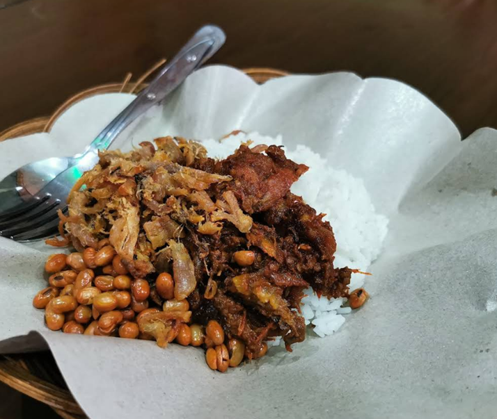 nasi balap puyung gambar sepiring nasi balap puyung inaq esun dengan kacang