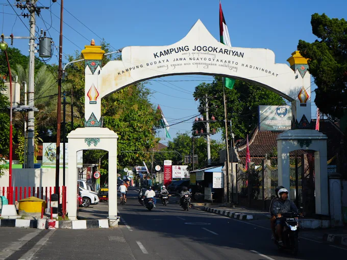 Pintu Masuk Kampung Jogokariyan Gerbang Kampung Jogokariyan di Yogyakarta dengan jalan utama dan suasana kawasan permukiman kota.