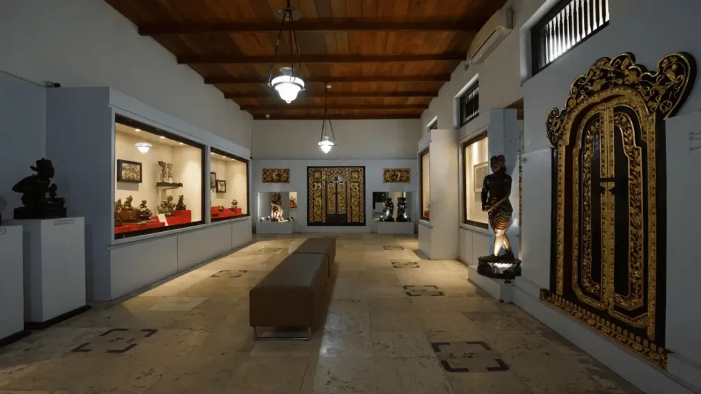 tampak dalam museum sonobudoyo jogja