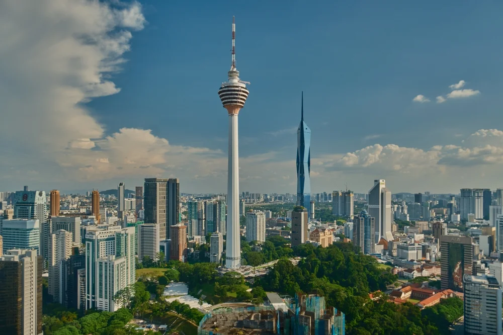 kl tower malaysia tampak dari jauh