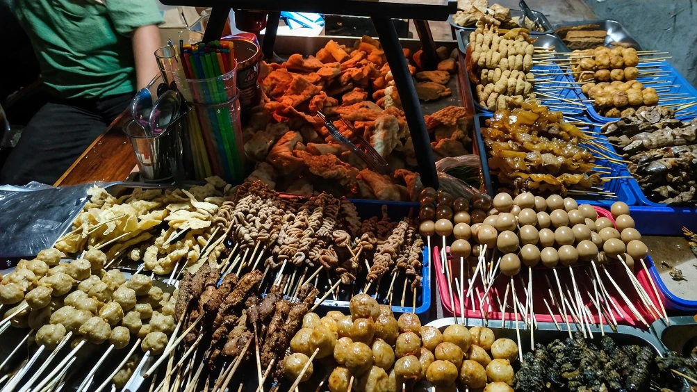 Angkringan Kopi Joss Lik Man makanan angkringan berjejer di angkringan kopi joss lik man