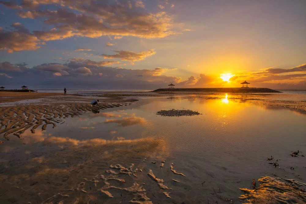 Pantai Karang Sanur Sunrise di Pantai Karang Sanur yang Surut