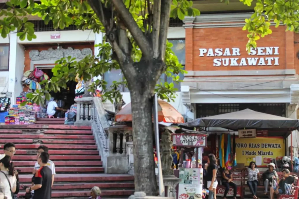Orang-orang di Pasar Seni Sukawati Orang-orang di Pasar Seni Sukawati