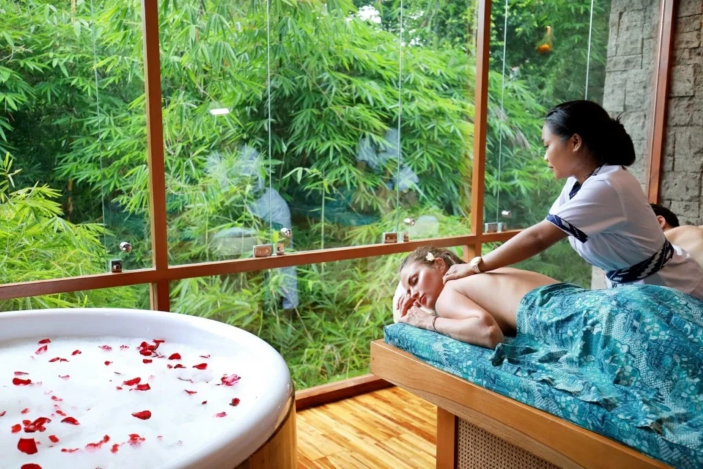 Wanita bule sedang spa di bali Wanita bule sedang spa di bali