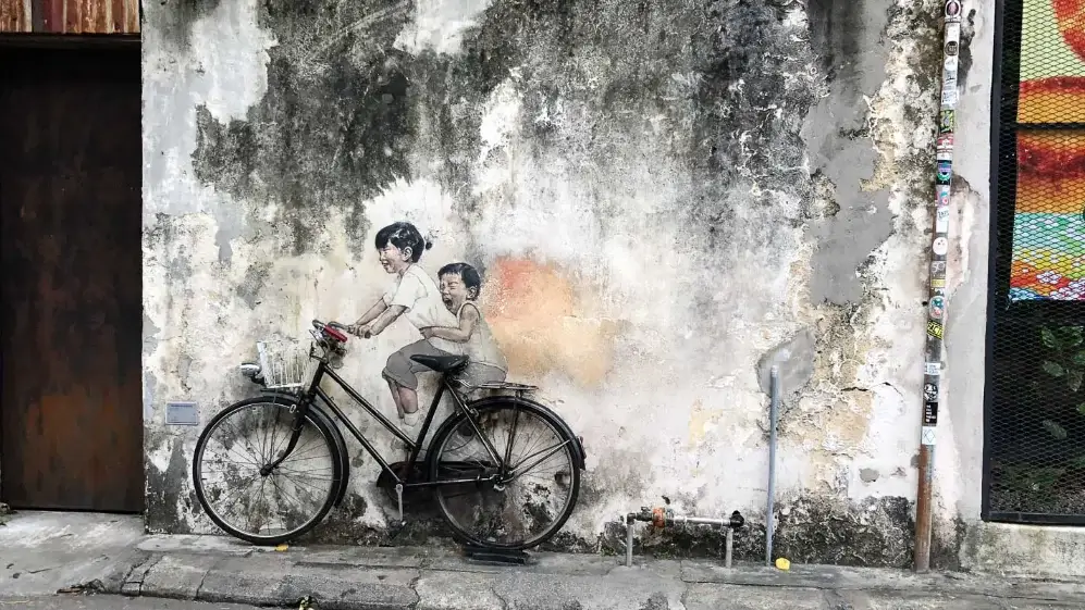 gambar street art anak perempuan bersepeda dengan adik laki lakinya