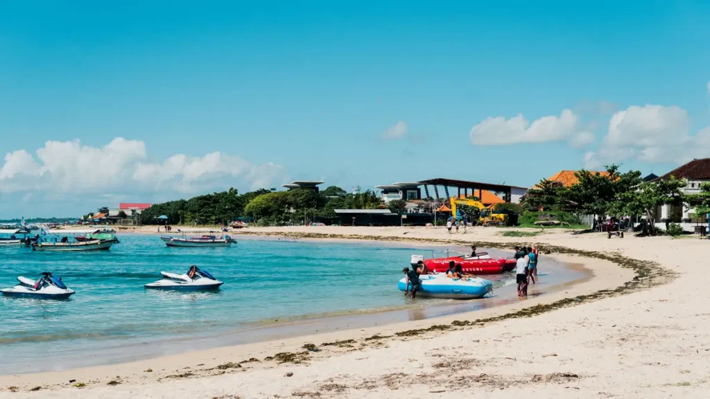 Speed boat di pinggir pantai Speed boat di pinggir pantai