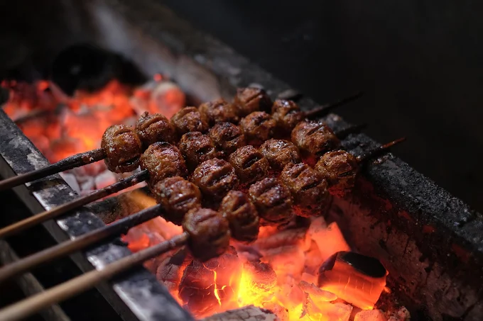 bakso ditusuk sate dan dibakar di atas arang di bakso bakar pahlawan trip malang