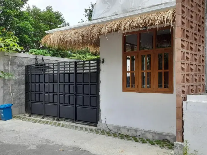 tampak depan bangunan homestay bring in house jogja
