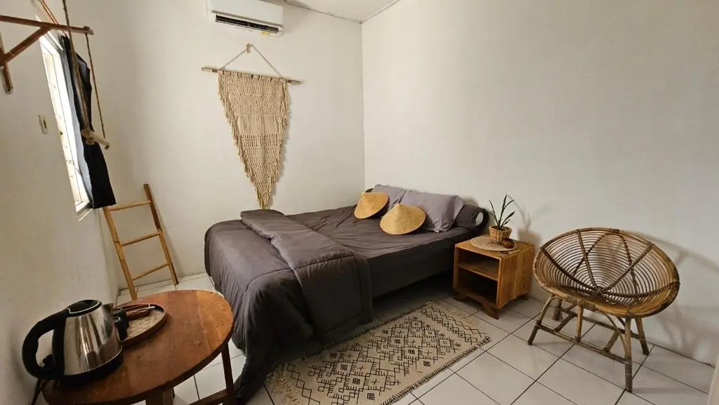 kamar dengan queen bed oke baik hostel jogja dekat malioboro
