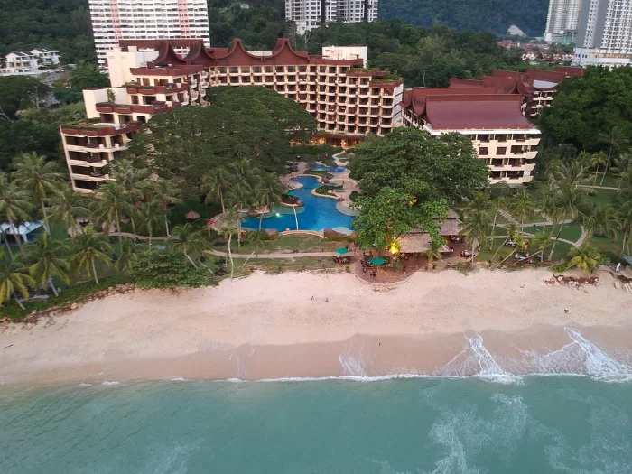 pantai batu ferringhi tampak atas dengan drone