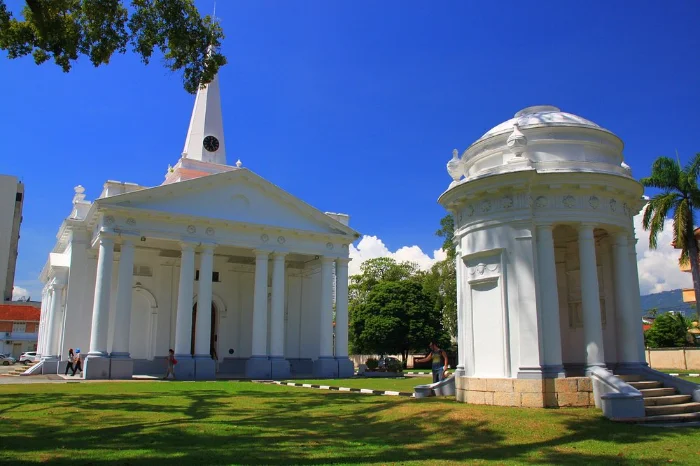 tampak depan st. george's church dan halamannya