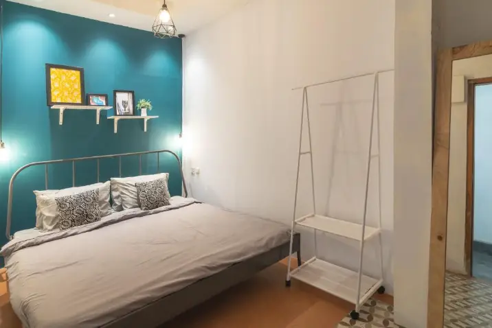 kamar dengan kasur king size wonderloft hotel jogja