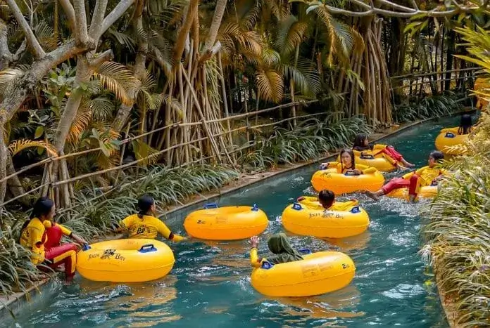 anak anak di kolam renang dengan pelampung waterboom jogja