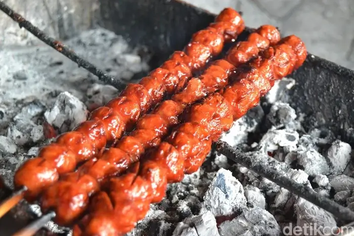 bakso ditusuk sate dan dibakar di atas arang di bakso bakar abm malang