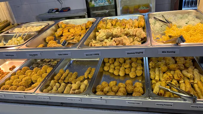 menu bakso berjejer di dalam etalase di bakso damas malang