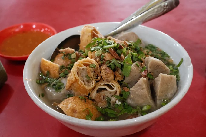 seporsi bakso di bakso kota cak man