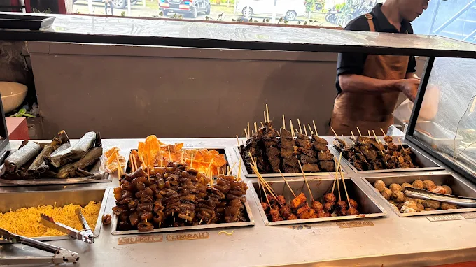 menu bakso mercon cak kar yang berjejer di etalase