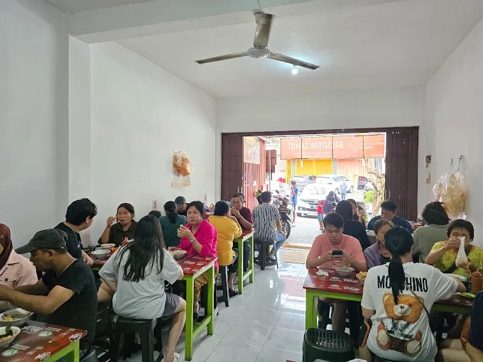 bakso pak samut tampak dalam suasana warung