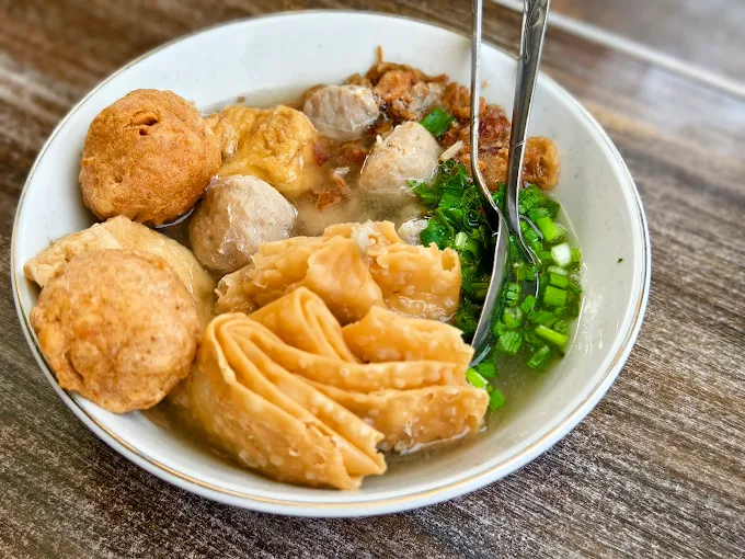 seporsi bakso dengan bakso goreng dan siomay goreng di bakso president malang