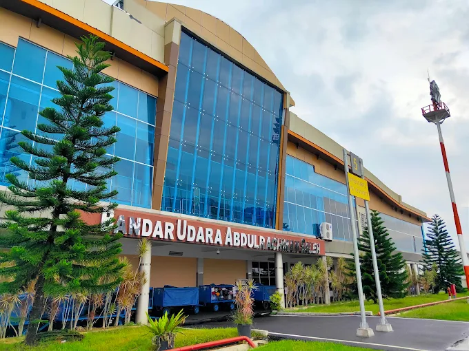 bandara abdulrachman saleh tampak depan di siang hari