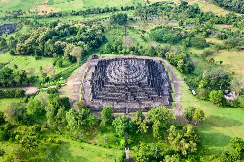 candi borobudur tampak atas dari tangkapan drone