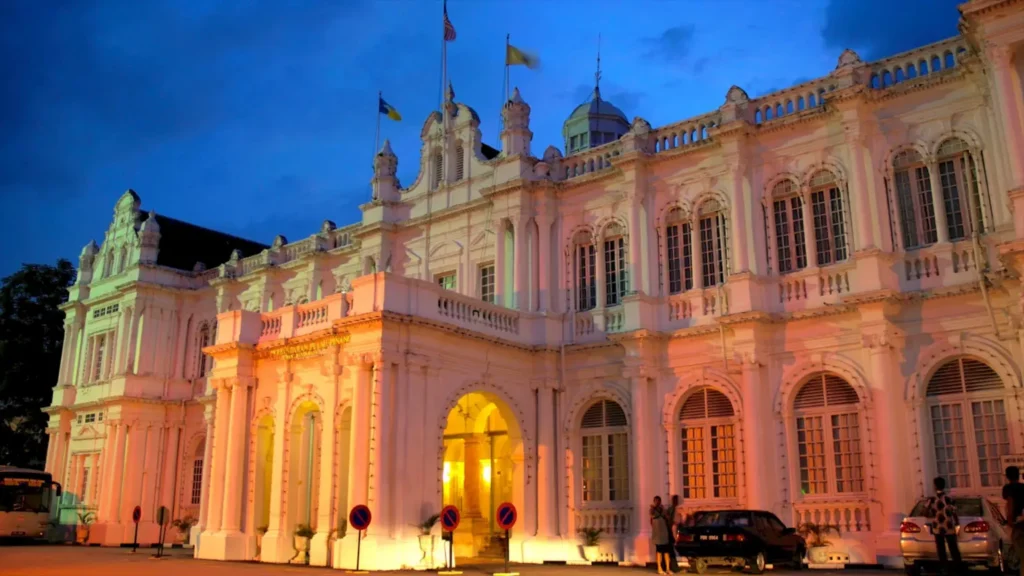 city hall arsitektur kolonial di penang saat malam hari