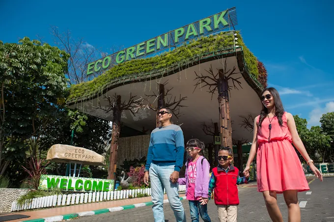 keluarga sedang berlibur ke eco active park