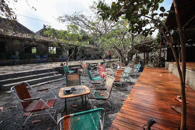suasana di luar kafe filosofi kopi