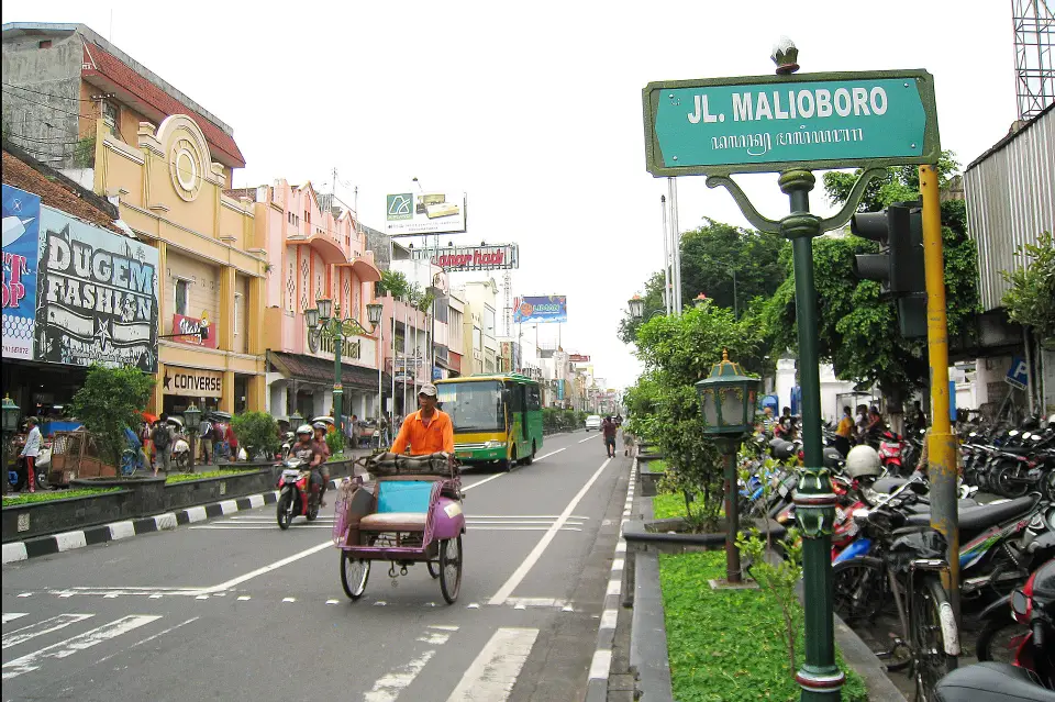 penanda jalan malioboro dengan suasana jalanannya