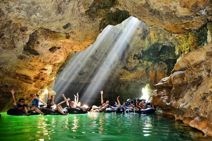suasana di dalam goa pindul jogja dengan sky light alami