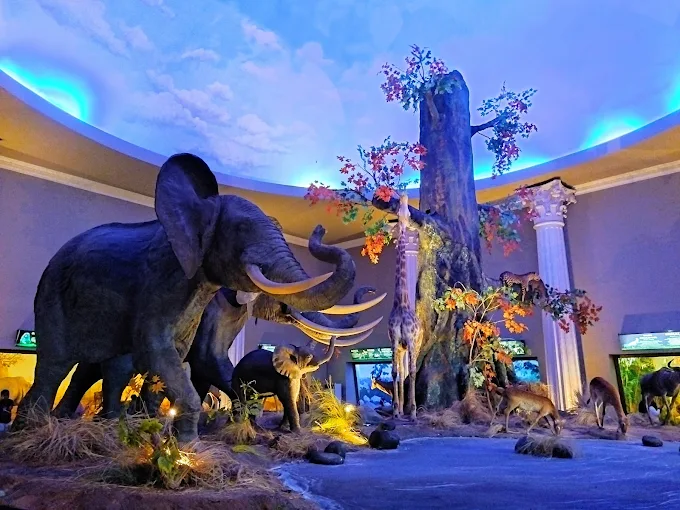 interior museum patung hewan di jatim park 2