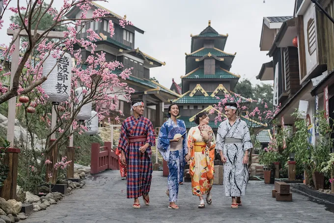 beberapa orang menyewa baju tradisional jepang di the legend park jatim park 3 batu malang