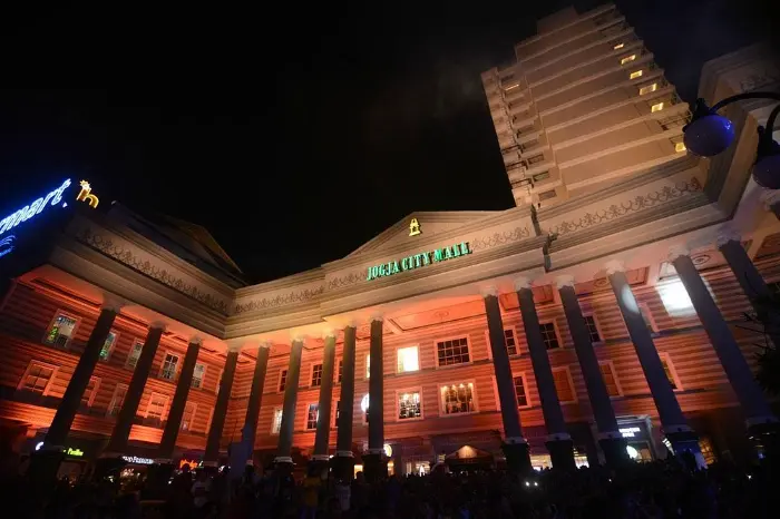 jogja city mall tampak depan bangunan saat malam hari