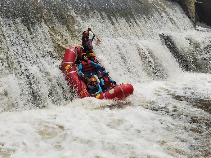 kaliwatu rafting aktivitas rafting di air terjun