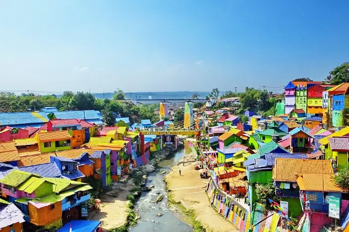 kampung warna warni jodipan malang tampak dari atas jembatan