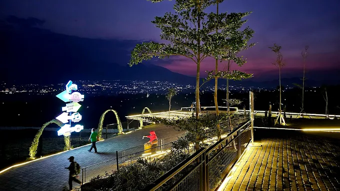 pemandangan lampu kota di malang skyland saat malam hari